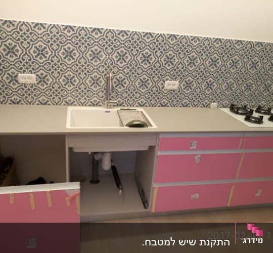 מטבח עם שיש אפור וכיור לבן
